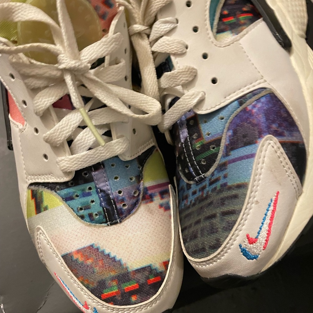 LIMITED ADDITION NIKE HUARACHES. NO SCRAPES SCRATCHES FLAWS. 7.5Women